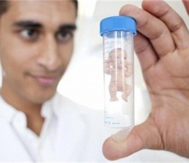 两个多月宝宝吐奶干呕 妈妈需要警惕胃食管反流